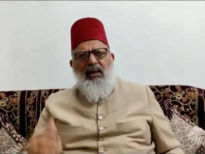 Aligarh News  AMU professor said on hijab case  Supreme Court should not get involved in this matter ANN Hijab Controversy: हिजाब मामले के बीच AMU के पूर्व प्रोफेसर बोले- बच्चियां बाहर निकले तो श्रृंगार न करे