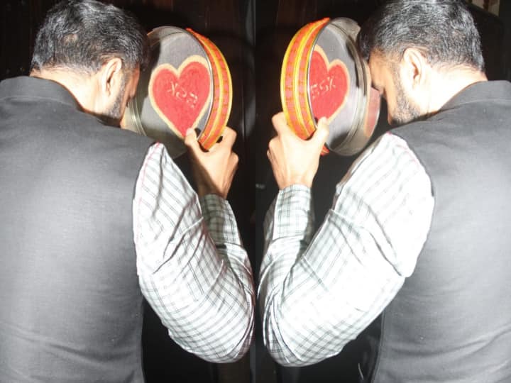 इस छलनी पर SSK लिखा है...क्या आप इस SSK का मतलब  समझ पा रहे हैं? नहीं तो हम बता देते हैं. SSK का मतलब है शिल्पा शेट्टी कुंद्रा.