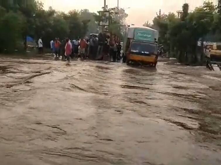 Hyderabad: Traffic jam between suchitra and kompalli due to heavy rains Hyderabad Traffic: హైదరాబాద్‌లో భారీ ట్రాఫిక్‌ జాం, సుచిత్ర-కోంపల్లి మధ్య రాకపోకలు బంద్!