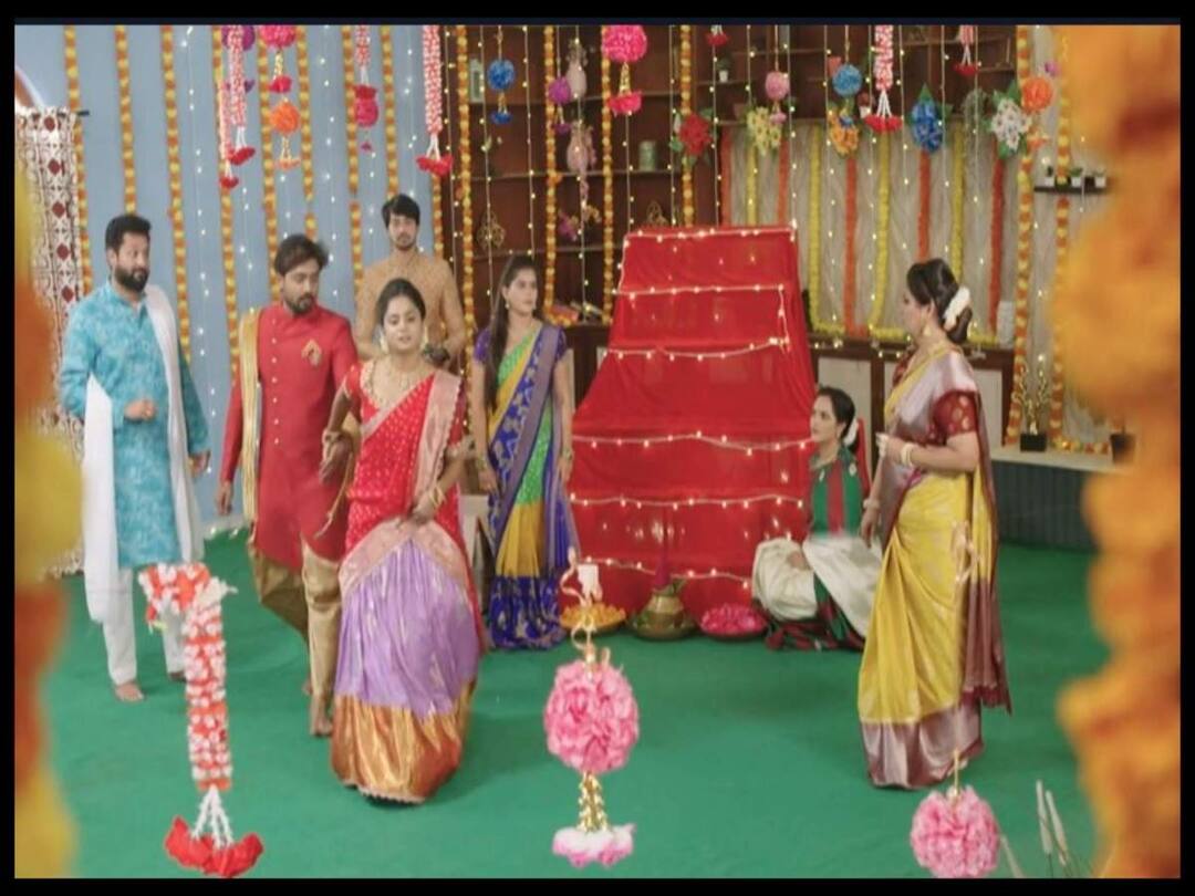 Guppedantha Manasu October 13th Today Episode 580 written update, Know In Details Guppedantha Manasu October 13th Update: అందరి ముందూ రిషి చేయిపట్టుకుని తీసుకెళ్లిన వసు, మరో స్కెచ్ వేసిన దేవయాని!