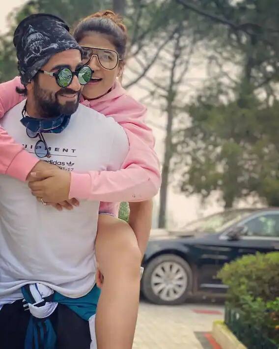 ਆਯੁਸ਼ਮਾਨ ਖੁਰਾਨਾ ਨੇ ਸਾਲ 2008 'ਚ ਤਾਹਿਰਾ ਕਸ਼ਯਪ ਨਾਲ ਵਿਆਹ ਕੀਤਾ ਸੀ। ਉਹ ਕਰਵਾ ਚੌਥ ਦਾ ਵਰਤ ਰੱਖਣ ਵਾਲੇ ਮਸ਼ਹੂਰ ਹਸਤੀਆਂ ਵਿੱਚੋਂ ਇੱਕ ਹੈ। ਸਾਲ 2018 'ਚ ਇਕ ਇੰਟਰਵਿਊ ਦੌਰਾਨ ਆਯੁਸ਼ਮਾਨ ਨੇ ਦੱਸਿਆ ਸੀ, 'ਪਿਛਲੇ ਦੋ ਸਾਲਾਂ ਤੋਂ ਅਸੀਂ ਕਰਵਾ ਚੌਥ ਦਾ ਵਰਤ ਇਕੱਠੇ ਰੱਖ ਰਹੇ ਹਾਂ। ਇਹ ਪਹਿਲੀ ਵਾਰ ਹੈ ਜਦੋਂ ਤਾਹਿਰਾ ਵਰਤ ਰੱਖਣ ਤੋਂ ਅਸਮਰੱਥ ਹੈ। ਇਸ ਲਈ ਮੈਂ ਇਹ ਵਰਤ ਇਕੱਲਿਆਂ ਹੀ ਰੱਖਣ ਦਾ ਫੈਸਲਾ ਕੀਤਾ ਹੈ। ਤੁਹਾਨੂੰ ਦੱਸ ਦੇਈਏ ਕਿ 2018 ਵਿੱਚ ਤਾਹਿਰਾ ਨੂੰ ਬ੍ਰੈਸਟ ਕੈਂਸਰ ਦਾ ਪਤਾ ਲੱਗਿਆ ਸੀ, ਜਿਸ ਕਾਰਨ ਉਹ ਵਰਤ ਨਹੀਂ ਰੱਖ ਸਕੀ ਸੀ।