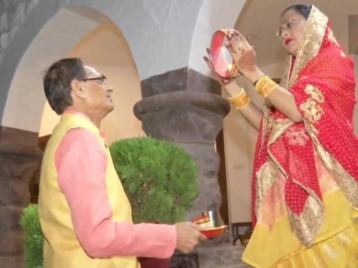 MP CM Shivraj Singh Chouhan wife Sadhna Singh Chouhan breaks Karwa Chauth fast at sighting of moon MP: करवा चौथ पर सीएम शिवराज ने परिवार संग की पूजा, चांद देखकर पत्नी ने खोला व्रत
