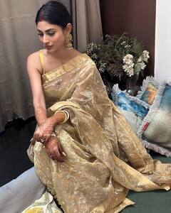 चांद देखकर Mouni Roy ने तोड़ा व्रत तो पति ने प्यार से किया किस...तस्वीरों में देखें करवा चौथ पर कपल की रोमांटिक बॉन्डिंग