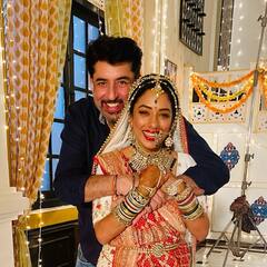 Karwa Chauth 2022: आंखों में काजल, भारी गहने, ट्रेडिशनल ड्रेस... सुहाग के रंग में रंगी रुपाली गांगुली,  देखें फोटोज़