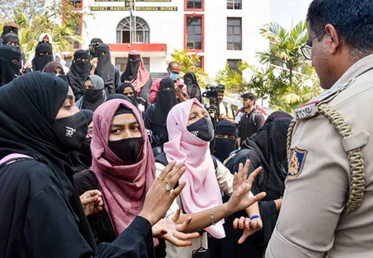 Know both parties what arguments give in supreme court on Karnataka Hijab Row Hijab Row: हिजाब विवाद पर सुप्रीम कोर्ट में लगातार 10 दिनों तक चली सुनवाई, जानें पक्ष-विपक्ष में क्या दी गई थीं दलीलें