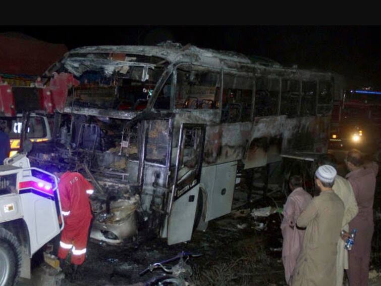 Tragedy in Pakistan a fire in a running bus 21 people died in a tragic incident ஓடும் பேருந்தில் தீ…  குழந்தை உட்பட 21 பேர் உயிரிழந்த பரிதாபம்! பாகிஸ்தானில் சோகம்…