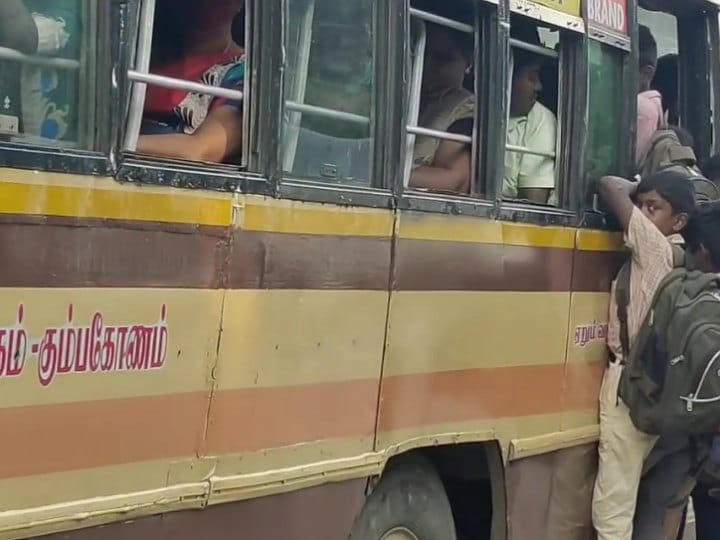 ஆபத்தை உணராமல் படியில் பயணம் செய்யும் மாணவர்கள்; கூடுதல் பேருந்துகள் இயக்க கோரிக்கை