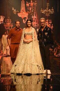 Pics: રેમ્પ પર Kriti Sanonનો જલવો, લૈકમે ફેશન વીકમાં બની શૉ સ્ટૉપર, તસવીરો વાયરલ.....