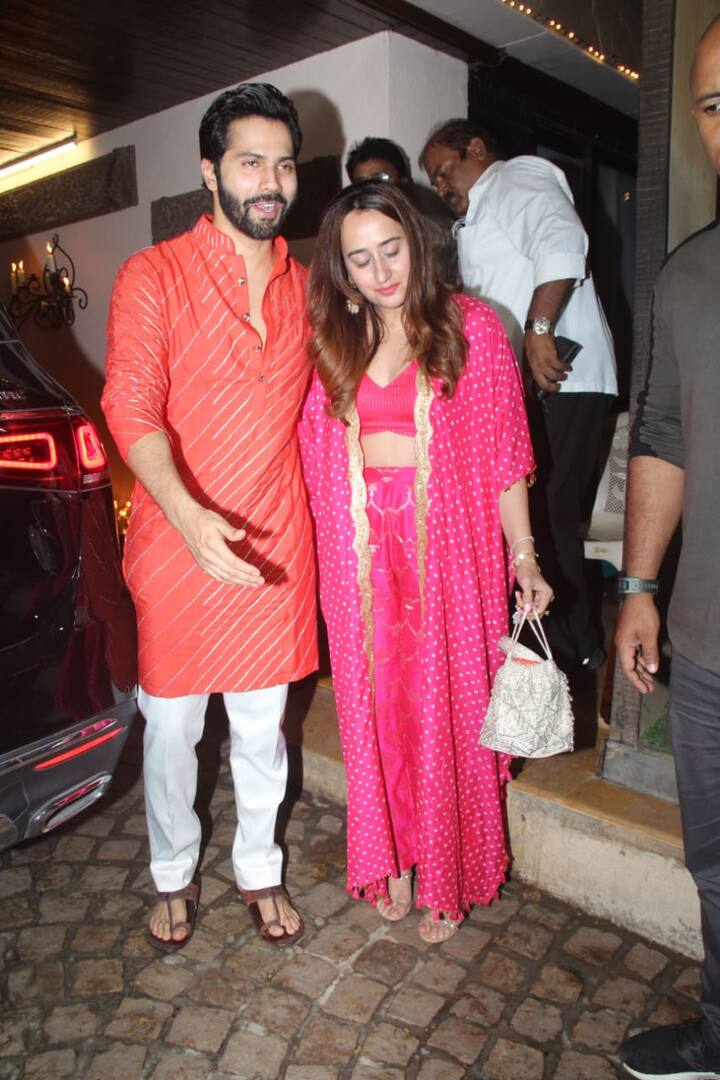 वरुण धवन और नताशा भी अनिल कपूर के घर पर सजी इस महफिल का हिस्सा बने, जिस वजह से दोनों वहां एक साथ स्पॉट हुए.