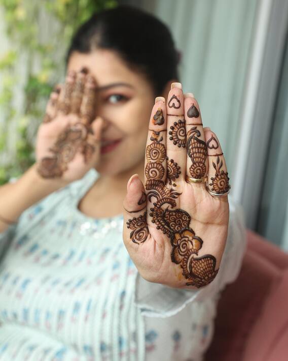 Karwa Chauth 2022: करवा चौथ के लिए यूं सज रही हैं Debina Bonnerjee, बेबी बंप फ्लॉन्ट किया, देखिए तस्वीरें