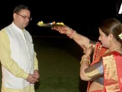 Karwa Chauth 2022: सीएम धामी-शिवराज और बीजेपी नेता हर्षवर्धन ने पत्नी संग की पूजा, देखें तस्वीरें