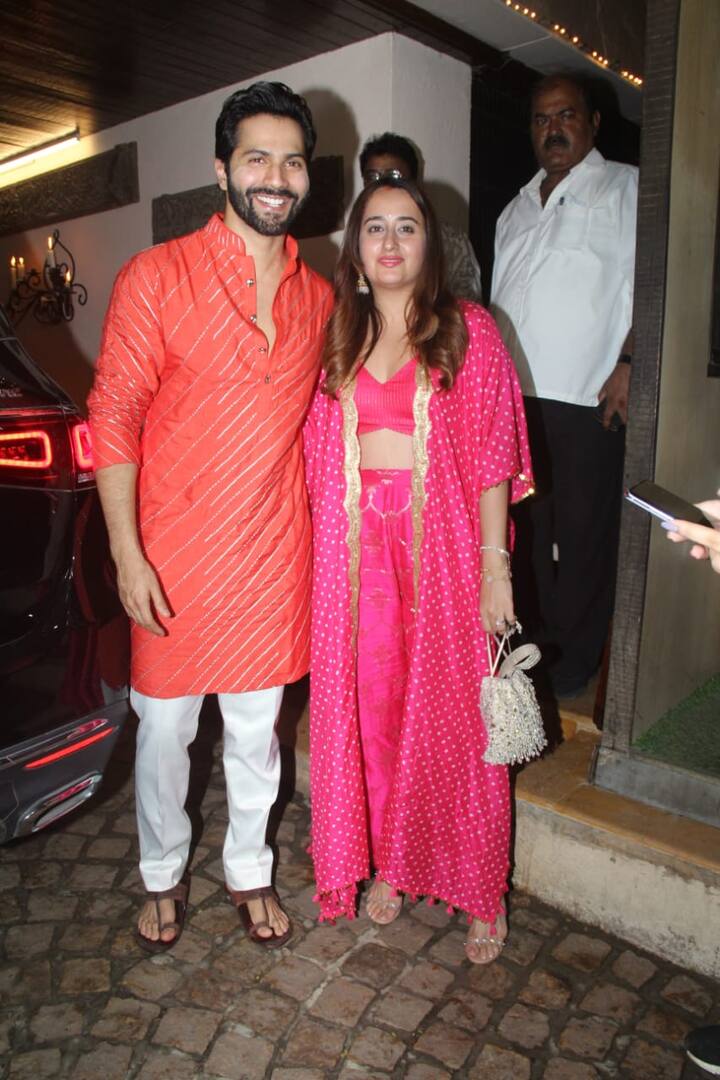 Varun Dhawan And Natasha Dalal Spotted: 13 अक्टूबर की सुबह से ही बॉलीवुड सितारे करवा चौथ (Karwa Chauth) के त्योहार में मशगूल दिखे.