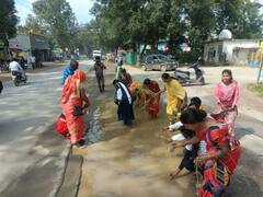 अंबिकापुर में जर्जर सड़कों को लेकर विरोध, महिलाओं ने गड्ढों में रोपे धान के पौधे