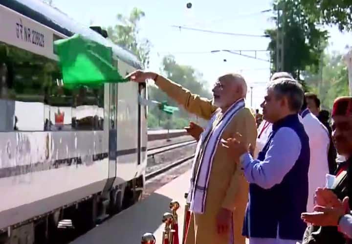 PM Narendra Modi flags off fourth Vande Bharat express train from Una district of Himachal PM Modi Himachal Visit: हिमाचल से चौथी वंदे भारत एक्सप्रेस को पीएम मोदी ने दी हरी झंडी, ऊना रैली में गिनाए बीजेपी के काम