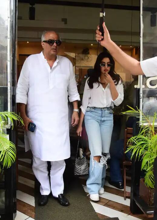 Janhvi Kapoor આ ડ્રેસમાં ખૂબ જ સુંદર લાગી રહી હતી