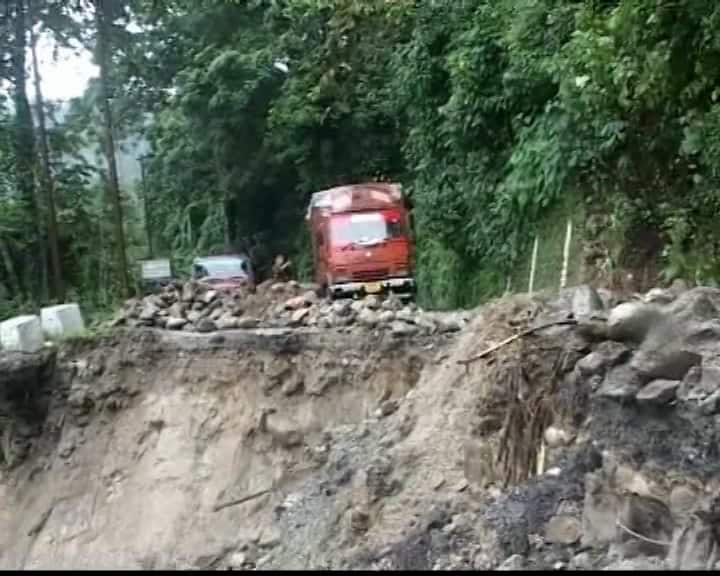 ক্রমেই দুর্যোগ বাড়ছে পার্বত্য এলাকায়। ভারী থেকে, অতি ভারী বৃষ্টির ( Heavy Rain)  সতর্কতা রয়েছে উত্তরবঙ্গে।