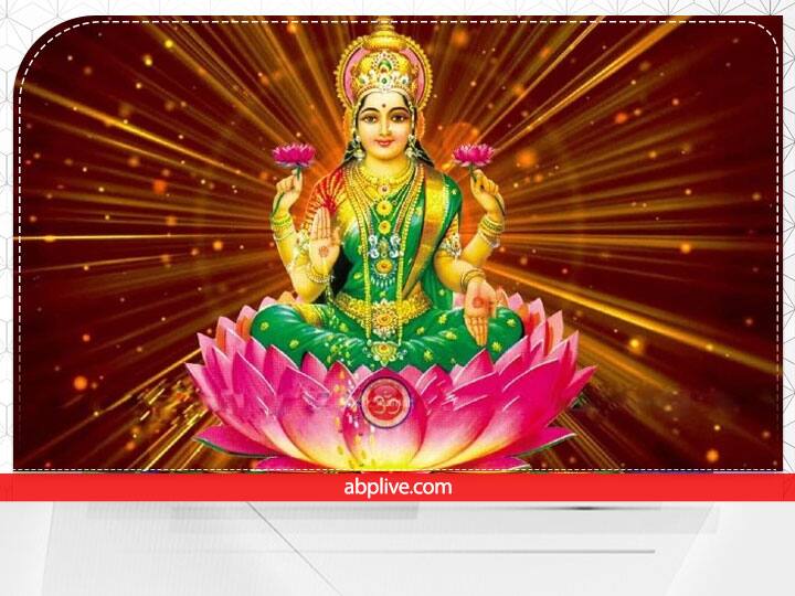 शुक्रवार के दिन व्रत रखें और मां लक्ष्मी की पूजा करें और उन्हें लाल बिंदी, चुनरी, चूड़िया सहित अन्य सोलह श्रृंगार अर्पित करें. मान्यता है कि इससे सौभाग्य की वृद्धि होती है, साथ ही पति की उम्र लंबी होती है.