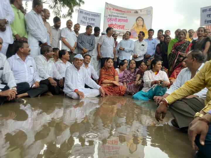 भर पावसात खड्डयाजवळ बसुन दोन तास महामार्गावर कार्यकर्त्यांसह ठिय्या आंदोलन करत कोल्हे यांनी हे अनोख आंदोलन केलय