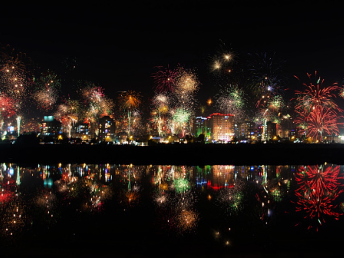 Different coloured crackers illuminate the night sky. (Image Source: Getty)