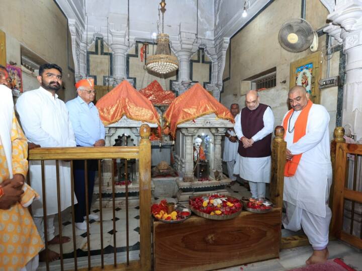 बता दें, कल बीजेपी के वरिष्ठ नेता जेपी नड्डा गुजरात आये थे और उन्होंने भी 'गुजरात गौरव यात्रा' को हरी झंडी दिखाई थी.