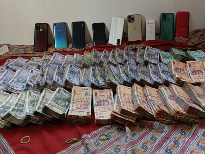 Jabalpur police arrested 4 bookies for Online betting 11 lakh 45 thousand rupees seized ANN Jabalpur News: जबलपुर पुलिस ने किया चार सट्टेबाजों को गिरफ्तार, बरामद हुए 11 मोबाइल और 11 लाख 45 हजार रुपये