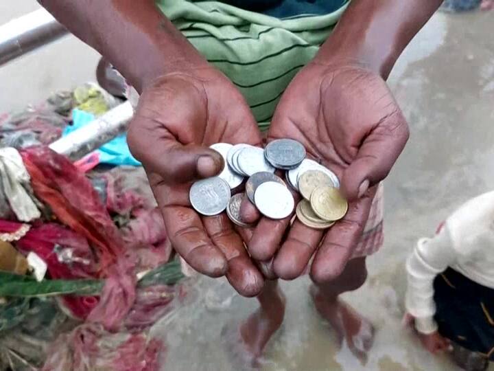 Uttarakhand People Make A Scramble To Collect Coins In Ganga Canal Near Haridwar After Water Flow Stopped Uttarakhand: People Make A Scramble To Collect Coins From Ganga Canal After Water Flow Stopped