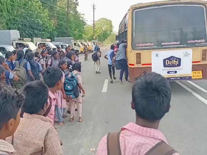 ஆபத்தை உணராமல் படியில் பயணம் செய்யும் மாணவர்கள்; கூடுதல் பேருந்துகள் இயக்க கோரிக்கை