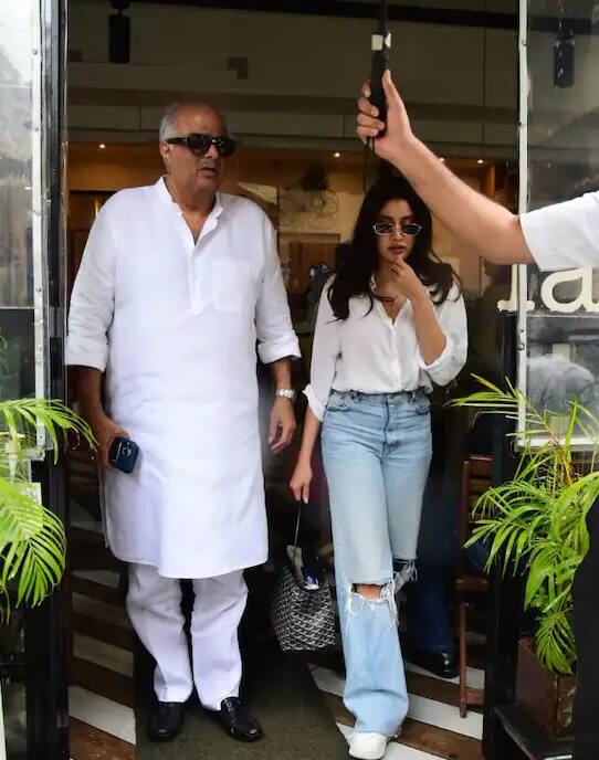 અભિનેત્રી મુંબઈના બાંદ્રામાં ફાર્મર્સ કેફેમાં જોવા મળી હતી. આ દરમિયાન તેની સાથે તેના પિતા બોની કપૂર અને નાની બહેન ખુશી કપૂર પણ જોવા મળી હતી.