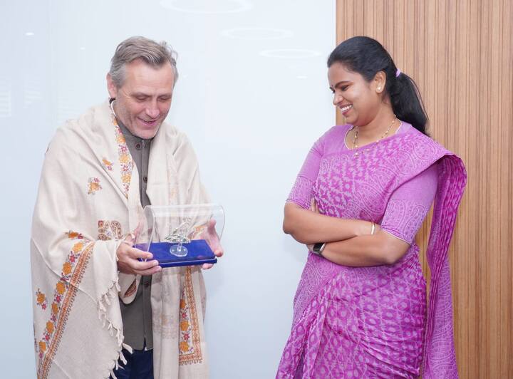 British Deputy High Commissioner meets AP Health Minister Rajini DNN ఏపీ వైద్య విధానాలపై బ్రిటిష్ డిప్యూటీ హై క‌మిష‌న‌ర్ ప్రశంస- నిధులు ఇచ్చేందుకు అంగీకారం