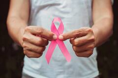 Breast Cancer in Men: શું પુરૂષોને પણ થઇ શકે છે બ્રેસ્ટ કેન્સર, જાણો તેના લક્ષણો અને બચવાના ઉપાય