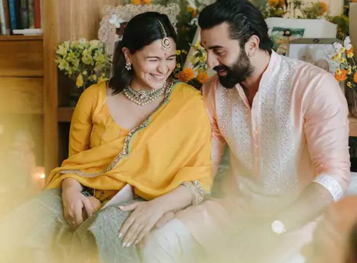 ਬਾਲੀਵੁੱਡ ਅਦਾਕਾਰਾ ਆਲੀਆ ਭੱਟ ਦਾ ਇਹ ਪਹਿਲਾ ਕਰਵਾ ਚੌਥ ਹੈ ਪਰ ਗਰਭਵਤੀ ਹੋਣ ਕਾਰਨ ਉਹ ਵਰਤ ਨਹੀਂ ਰੱਖ ਰਹੀ ਹੈ।