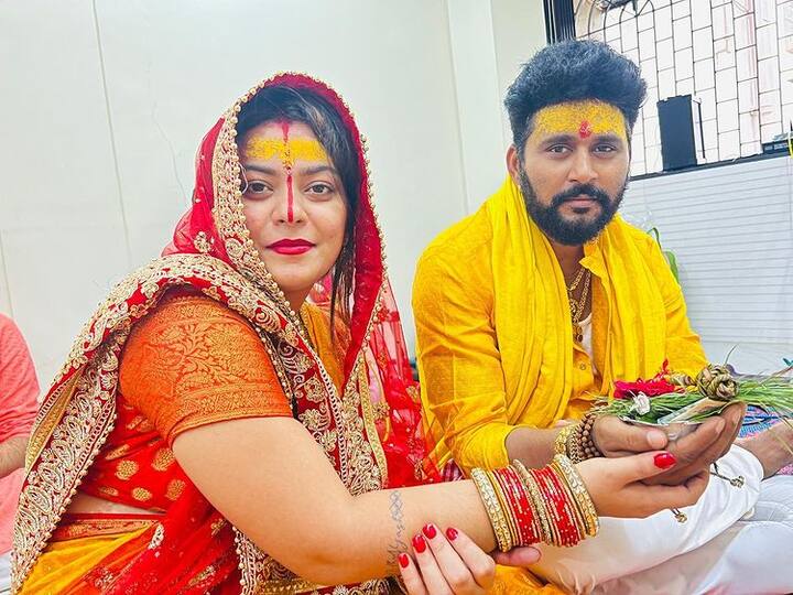 निधि झा ने इस तस्वीर के साथ एक वीडियो भी अपने इंस्टा पर पोस्ट की है, जिसमें उन्होंने कैप्शन में लिखा है कि- मेरा पहला करवा चौथ...इतने सारे प्यार के लिए थैंक्यू यश.