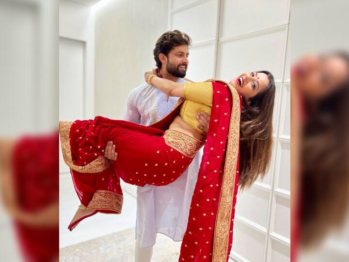 वहीं भोजपुरी की क्वीन मोनालिसा ने एक दो नहीं बल्कि कई तस्वीरें शेयर की हैं. तस्वीर में उनके साथ उनके पति विक्रांत भी दिख रहे हैं. इस तस्वीर को लोग काफी पसंद कर रहे हैं.