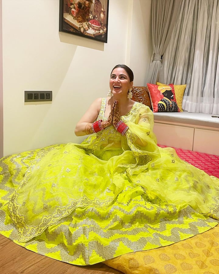 अनेक बॉलिवूड आणि टीव्ही अभिनेत्रींसाठी लग्नानंतरचा हा पहिला करवा चौथ होता. त्यापैकी एक म्हणजे टीव्ही अभिनेत्री श्रद्धा आर्या, जिने तो खास पद्धतीने साजरा केला.(फोटो सौजन्य:sarya12/इंस्टाग्राम)