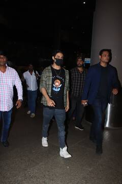 मुंबई एयरपोर्ट से बाहर निकलते हुए स्पॉट हुए Aryan Khan, ऑलिव ग्रीन शर्ट में बेहद डैशिंग लगे किंग खान के बेटे,  देखें Pics