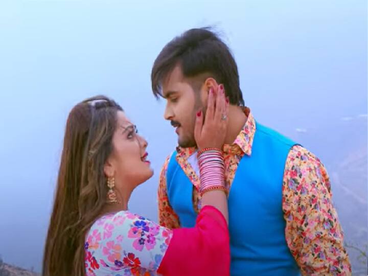 एक्ट्रेस निधि झा गाने के वीडियो में बेहद ही प्यारी लग रही हैं. दोनों की जोड़ी काफी क्यूट लग रही. दोंनों की तस्वीरें ही बता रही कि सॉन्ग कितना प्यारा होगा. साड़ी में निधि झा का अंदाज बेहद निराला है. वह अपने कल्लू के साथ खूब शानदार केमिस्ट्री जमा रही हैं. इस गाने को देख कर पुराने फिल्मों के स्टार्स की याद आ जाएगी. खूबसूरत नजारों में इस गाने को फिल्माया गया है.