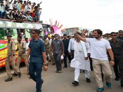 Bharat Jodo Yatra: राहुल गांधी के साथ हाथ थामे चले सिद्धारमैया और डीके शिवकुमार, कहा- 'हम साथ हैं'
