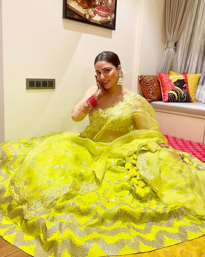 'कुंडली भाग्य' या टीव्ही मालिकेत प्रीताची भूमिका साकारणाऱ्या सुंदर श्रद्धा आर्याने यावर्षीचा पहिला करवा चौथ साजरा केला आहे.(फोटो सौजन्य:sarya12/इंस्टाग्राम)