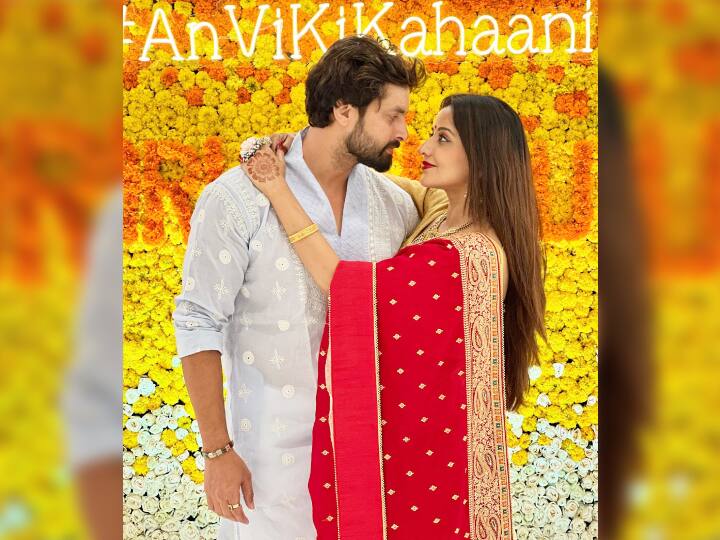 एक्ट्रेस मोनालिसा ने तस्वीरों को शेयर कर लिखा है- 'चांद का इंतजार करते हुए कुछ तस्वीरें बनतीं हैं अनवी की कहानी के खूबसूरत घर में.'