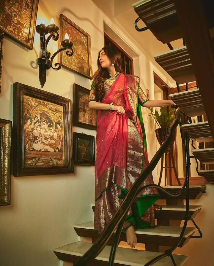 सोनम कपूर ने हाल ही में एक बेटे को जन्म दिया है जिसका नाम उन्होंने वायु रखा है. मां बनने के बाद अब सोनम कपूर सोशल मीडिया पर पूरी तरह से एक्टिव हैं. फिलहाल उन्होंने ट्रेडिशनल लुक में अपनी कुछ फोटोज शेयर की हैं.