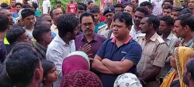 सुबह 5 बजकर 18 मिनट पर आवाज के साथ घर हिला. बाहर निकलकर देखने पर पाया कि पूरा घर टूटकर नीचे गिर गया था. उन्होंने आगे कहा कि घर भूकंप की वजह से नहीं गिरा बल्कि नीचे में एसईसीएल का ब्लास्टिंग चलता है.