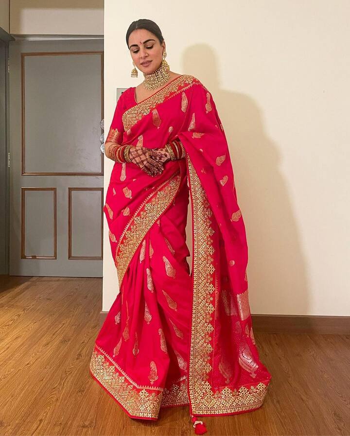 एक्ट्रेस की इस साड़ी पर गोल्डन गोटा पट्टी इसे और भी ग्रेसफुल बना रही थी.