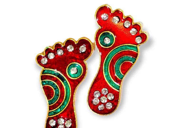 मां लक्ष्मी के पद चिन्ह्- धनतेरस से दिवाली के 5 दिन के पर्व की शुरुआत हो जाती है. वास्तु के अनुसार धनतेरस के दिन घर के मेनगेट पर देवी लक्ष्मी के चरण चिन्ह् जरुर बनाना चाहिए. कहते हैं धनतेरस देवी के आगमना का दिन होता है. यह काम सुबह स्नान के बाद करें. देवी के पैरों के निशान रंगोली से भी बना सकते हैं या फिर बाजार में मौजूद स्टीकर लगाएं. इन्हें बाहर से घर में अंदर की ओर जाते हुए लगाएं