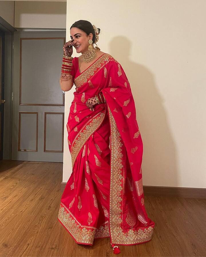 साथ में श्रद्धा  ने हंसते-खिलखिलाते हुए कैंडिड पोज से इस लुक में चार चांद लगा दिए.