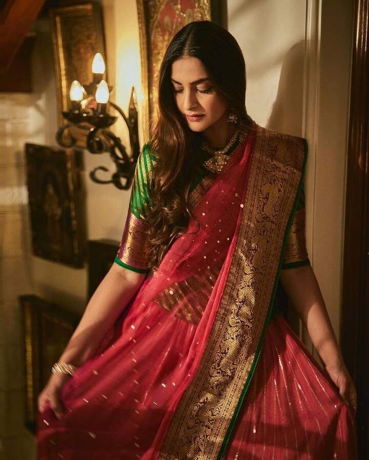 सोनम कपूर की ये तस्वीरें करवा चौथ के दौरान की है. जिसमें वो पिंक कलर के लहंगे में बेहद खूबसूरत लग रही हैं.