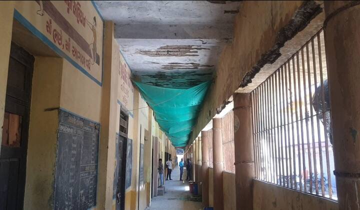 A student studying in a dilapidated school in Dahod DAHOD: ભયના ઓથાર નીચે અભ્યાસ કરી રહ્યા છે ગુજરાતની આ શાળાના બાળકો