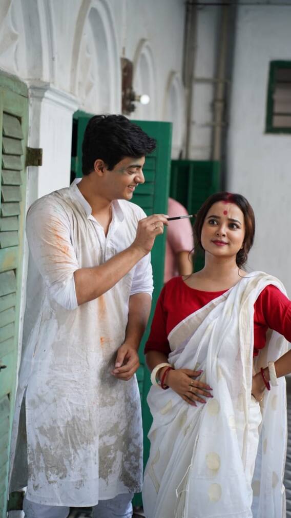 মিউজিক ভিডিওয় দিব্যজ্যোতি-প্রিয়ঙ্কা জুটি