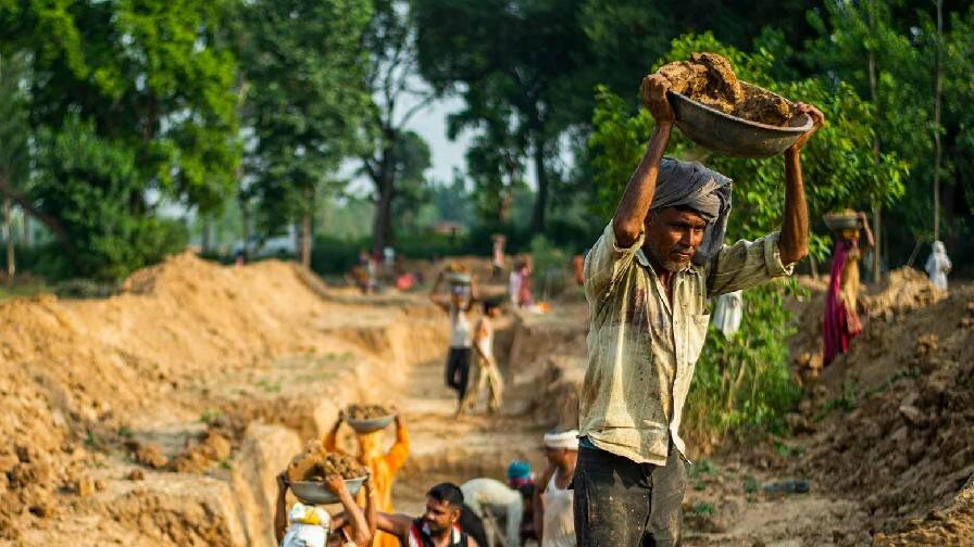 MGNREGA Report: ਭਾਰਤ ਦੀ ਵੱਡੀ ਰੁਜਗਾਰ ਗਰੰਟੀ ਯੋਜਨਾ ਮਗਨਰੇਗਾ ਬਾਰੇ ਵੱਡਾ ਖੁਲਾਸਾ, ਕੋਰੋਨਾ ਕਾਲ ਵੇਲੇ 39 ਫੀਸਦ ਪਰਿਵਾਰਾਂ ਨੂੰ ਨਹੀਂ ਮਿਲਿਆ ਕੰਮ MGNREGA Report Big revelation about India biggest employment guarantee scheme MGNREGA MGNREGA Report: ਭਾਰਤ ਦੀ ਵੱਡੀ ਰੁਜਗਾਰ ਗਰੰਟੀ ਯੋਜਨਾ ਮਗਨਰੇਗਾ ਬਾਰੇ ਵੱਡਾ ਖੁਲਾਸਾ, ਕੋਰੋਨਾ ਕਾਲ ਵੇਲੇ 39 ਫੀਸਦ ਪਰਿਵਾਰਾਂ ਨੂੰ ਨਹੀਂ ਮਿਲਿਆ ਕੰਮ