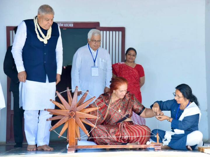 जगदीप धनखड़ ने गांधी आश्रम में चरखा चलाया.
