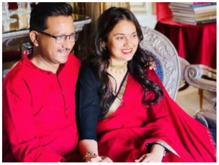 IAS प्रदीप के साथ शादी होने के बाद टीना डाबी का ये पहला करवा चौथ व्रत था. टानी ने पति के लिए व्रत रखा और हाथों में मेहंदी लगवाकर लंबी आयु की कामना की.